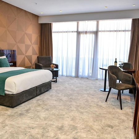 Hotel Monarch Batumi Exteriör bild