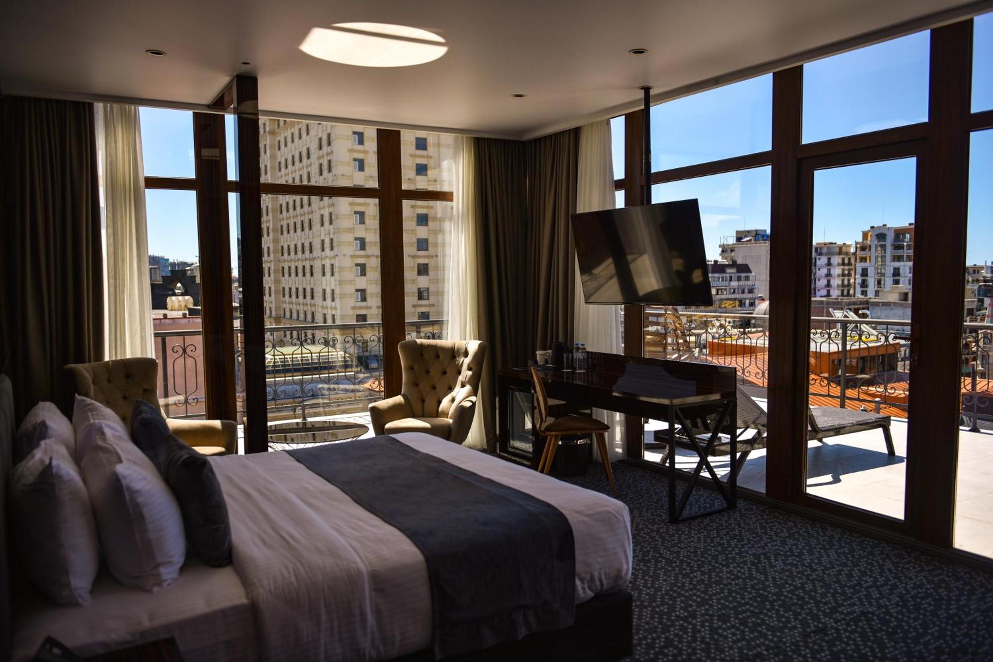 Hotel Monarch Batumi Exteriör bild