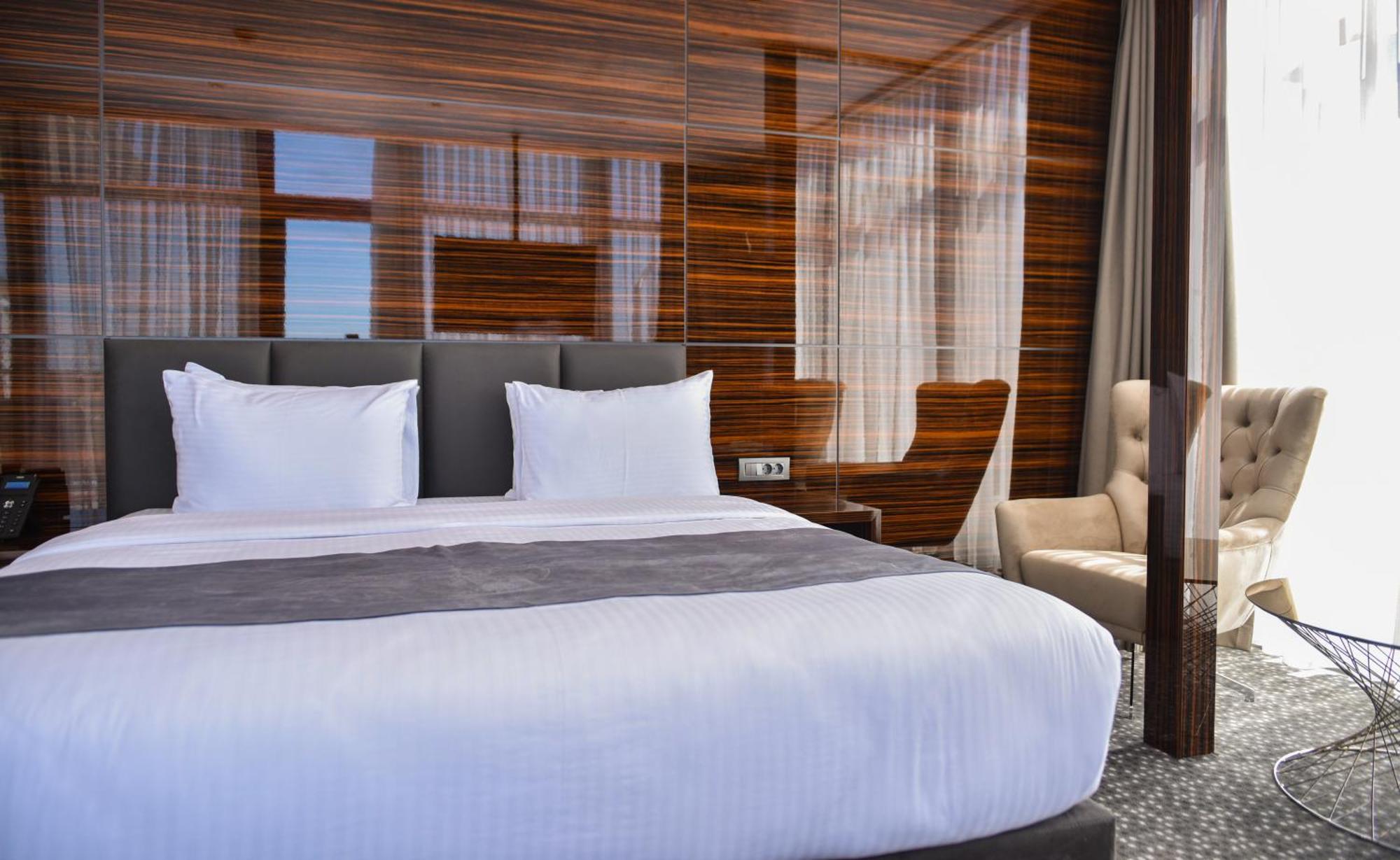 Hotel Monarch Batumi Exteriör bild