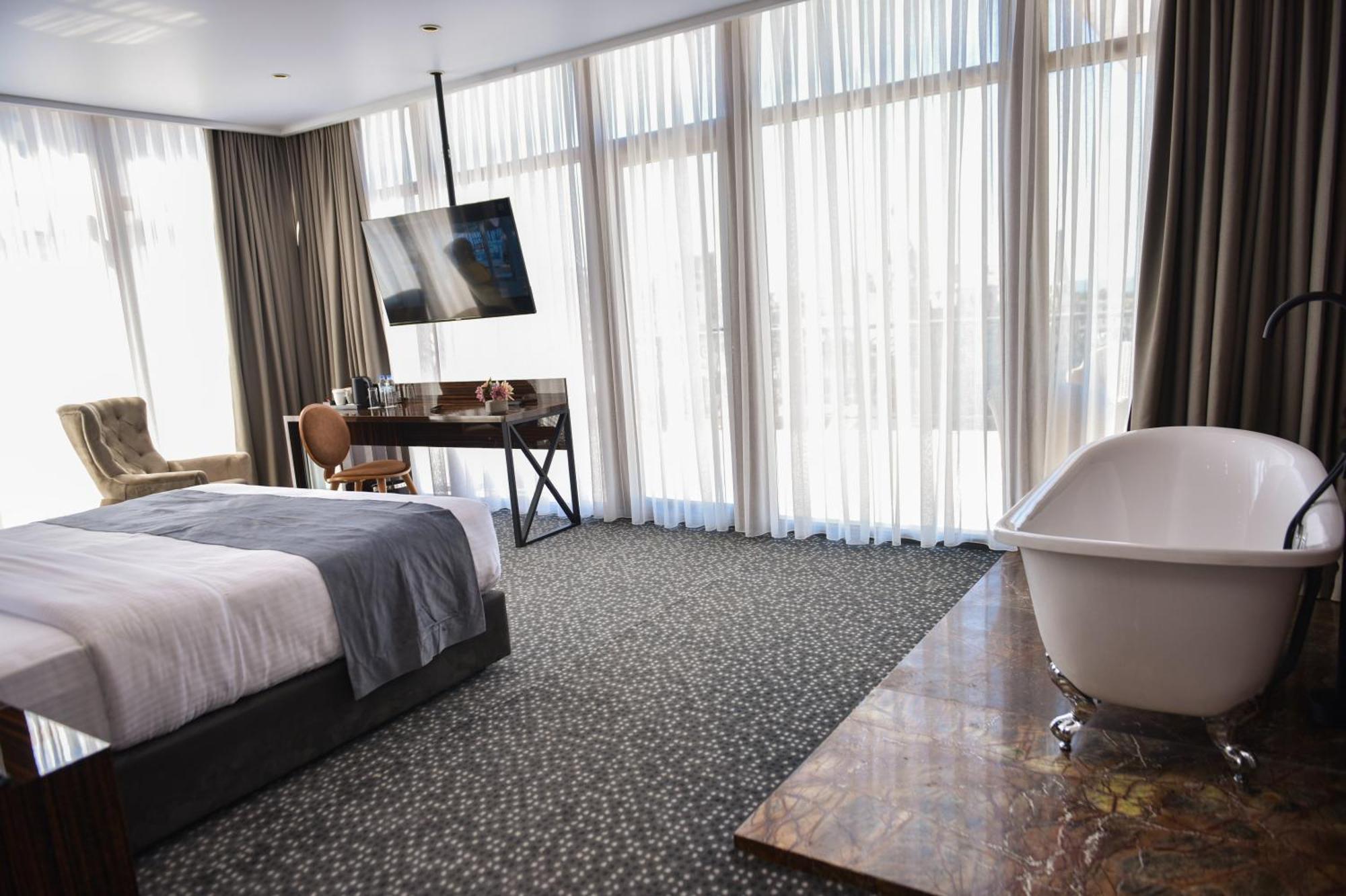 Hotel Monarch Batumi Exteriör bild