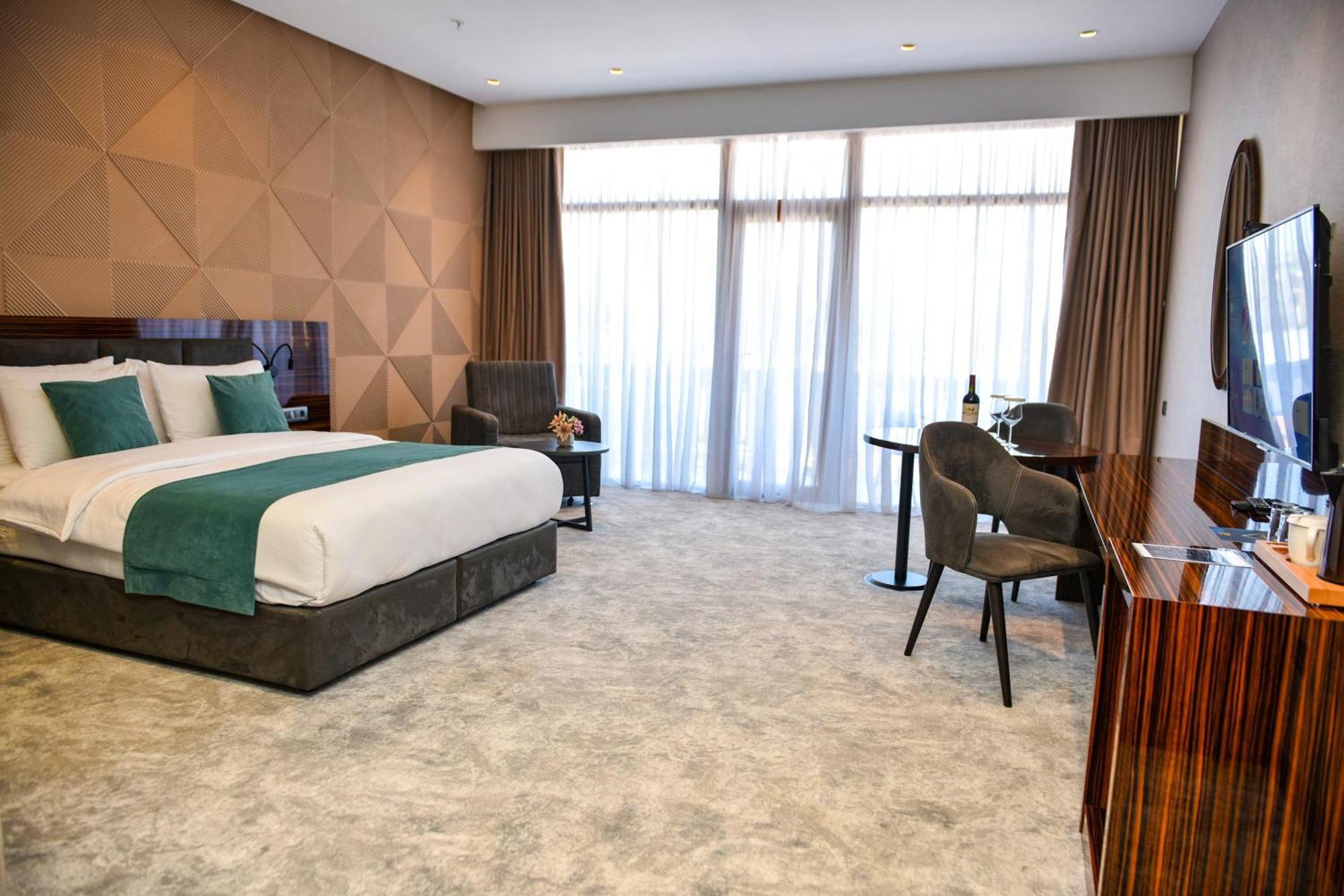 Hotel Monarch Batumi Exteriör bild